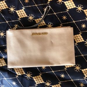 Michael Kors Clutch. Pebble leather. Beige/Pale Pink.